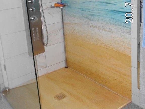Dusche mit bedrucktem Duschboden als Strandmotiv Dusche mit bedrucktem Duschboden als Strandmotiv