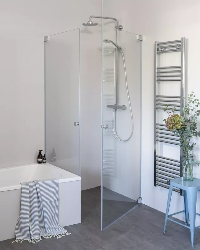 Eck-Duschkabine mit zwei Pendeltüren neben der Badewanne - GIW