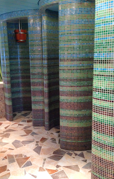 Douches complètes dans l'espace sauna avec carrelage jusqu'au plafond Douches complètes dans l'espace sauna avec carrelage jusqu'au plafond