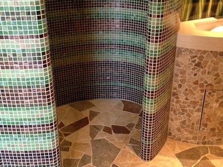 Douche ronde avec carreaux de mosaïque décoratifs