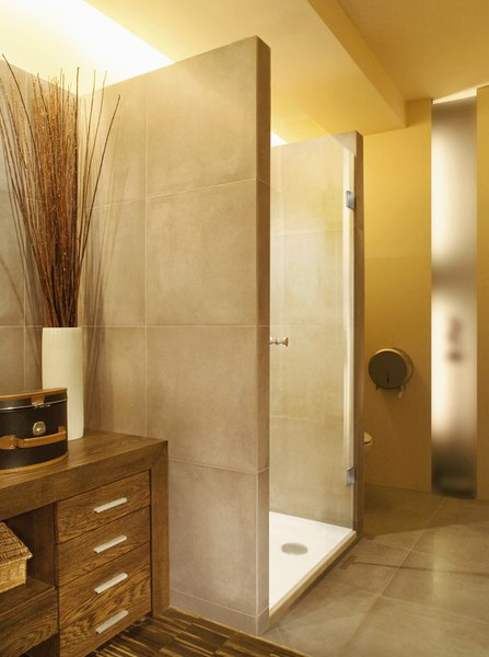 Duschtür eingebaut in einer Bad-Nische Duschtür eingebaut in einer Bad-Nische